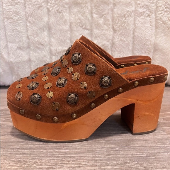 FREE PEOPLE Brown Suede Metal Embellished Slip On Heeled Claudia Clogs Size 8 - Picture 4 of 15